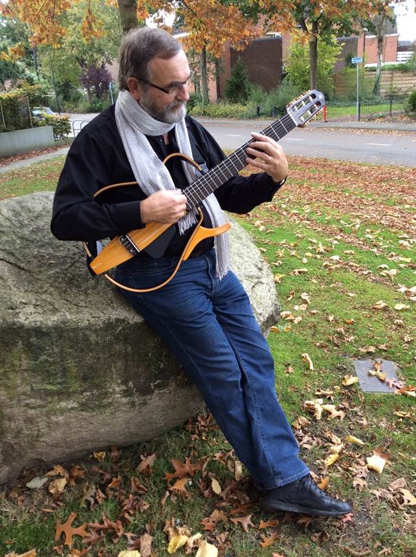 Hans Brouwer en zijn gitaar